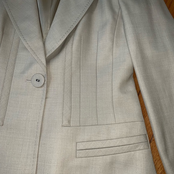 Beautiful suit - Picture 6 of 13